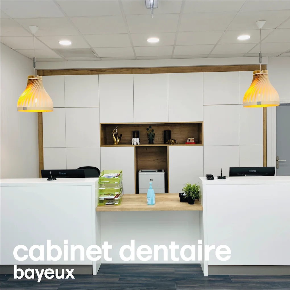 cabinet dentaire décoration avec les lampes suspendues en bois volupte M de lairial neomarqueterie