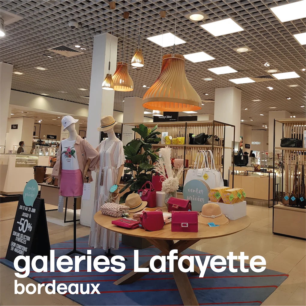 signalétique magasin avec les suspensions volupte aux Galeries Lafayette Bordeaux