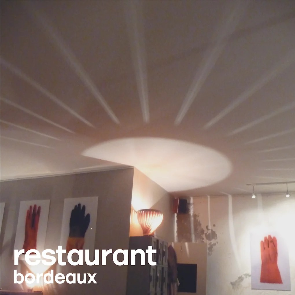 décoration restaurant avec la suspension volupte XL et la lampe à poser volupte M en bois