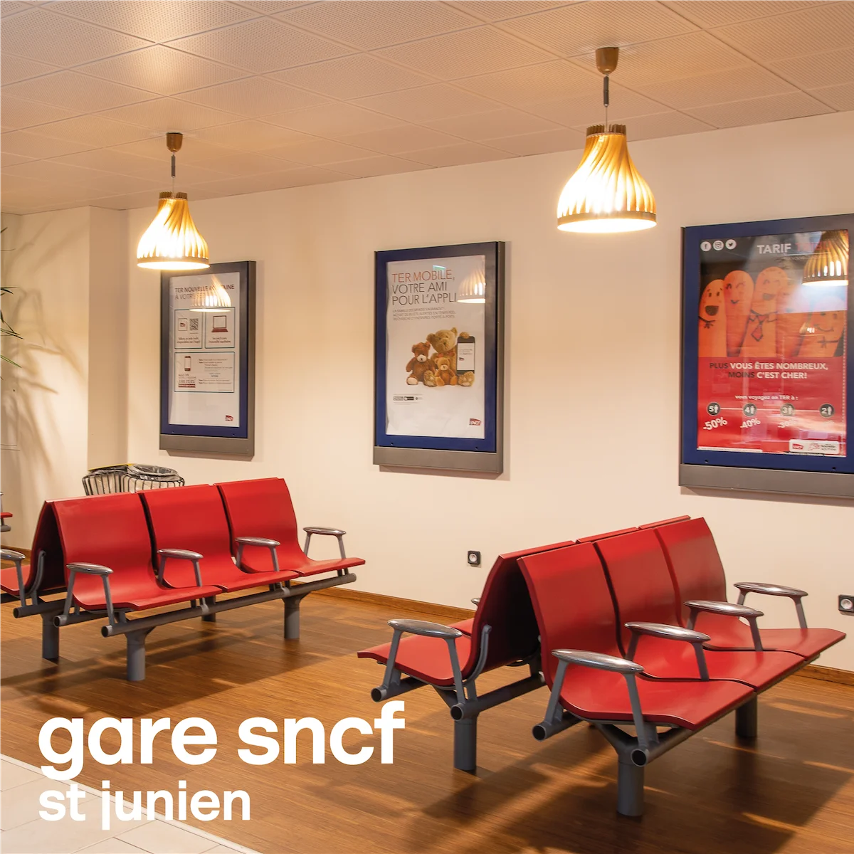 les suspensions en bois volupte M créent une ambiance reposante dans la salle d'attente de la gare SNCF de St Junien